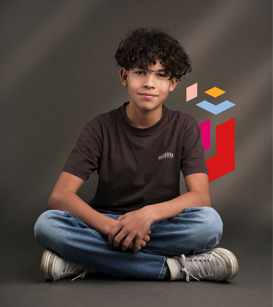 'Voor deze school ben ik speciaal verhuisd. Ik vind het heel fijn dat je hier zelf je werk kan plannen. Zo zorg ik zelf voor veel afwisseling. Ook kies je zelf waar je gaat zitten, op een bank, kruk of aan tafel. Er is altijd genoeg begeleiding, zodat als je even vast loopt, je weer snel verder kan.'