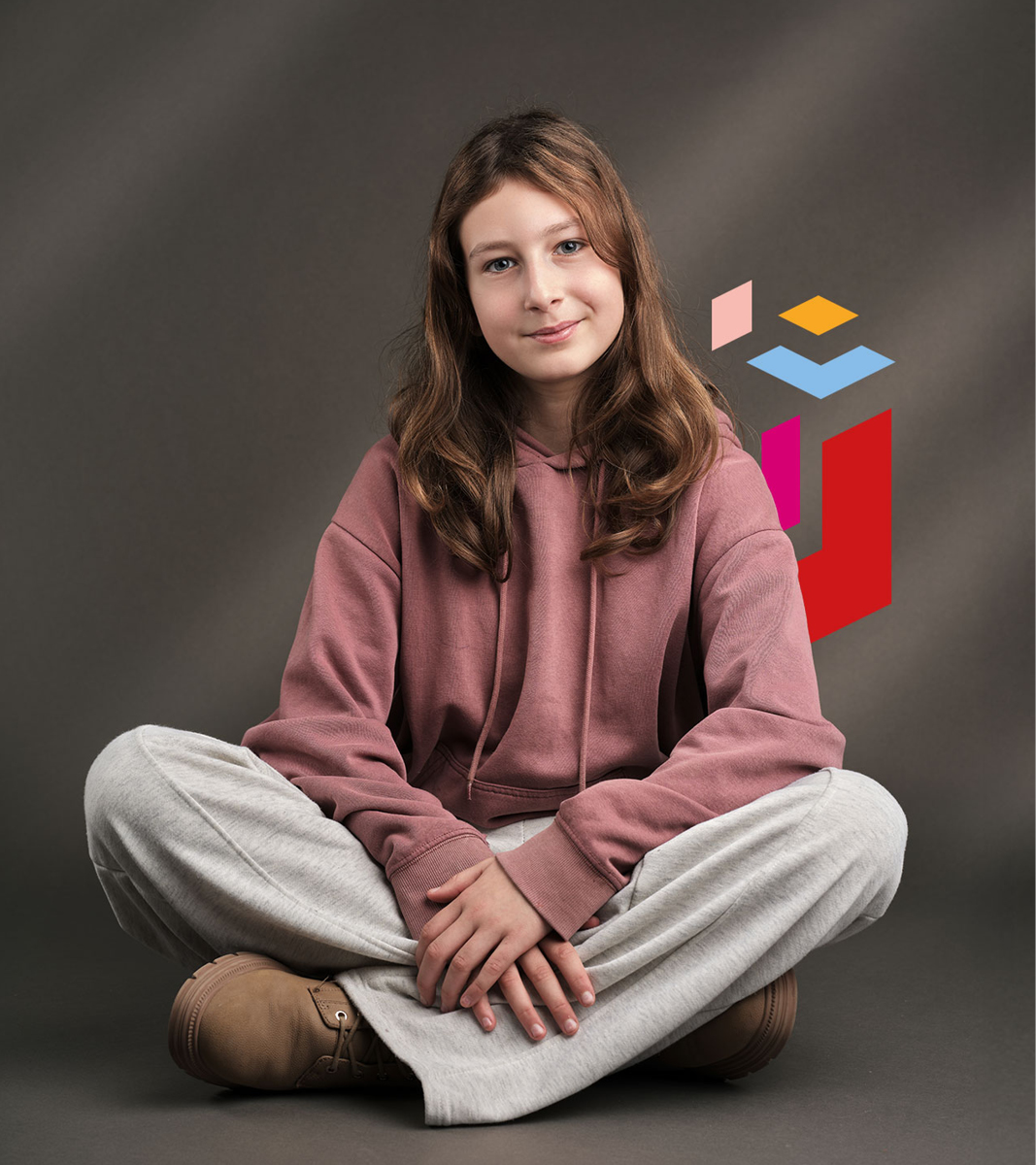 'Je ziet bij een vak, wat echt moet én dat je kan kiezen uit verschillende opdrachten. Bij een taal kan je bijvoorbeeld kiezen hoe je woordjes leert, door te stampen, door te praten of te luisteren. Naast zelf plannen, krijg je dus de ruimte om te kiezen hoe je leert. De school geeft me veel vrijheid en dat vind ik heel fijn.'